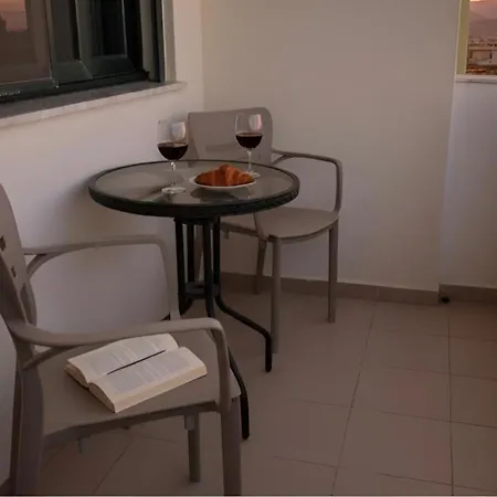 Mikael Sea View דירה