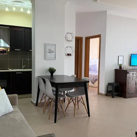 Mikael Sea View דירה